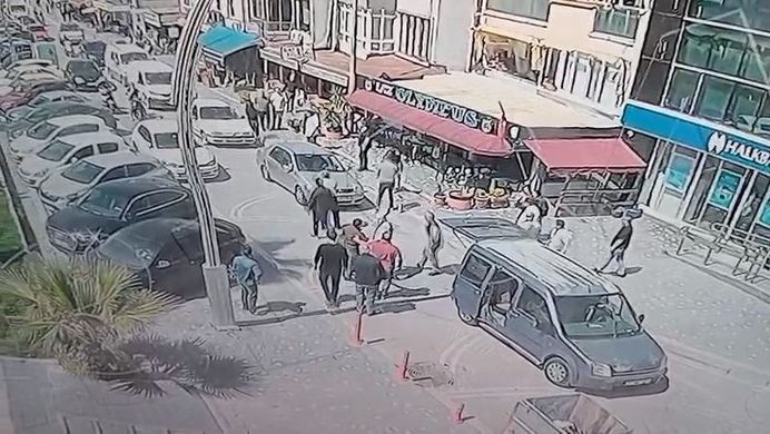 Kadın, kalabalığın müdahalesinin ardından koşarak olay yerinden kaçtı.