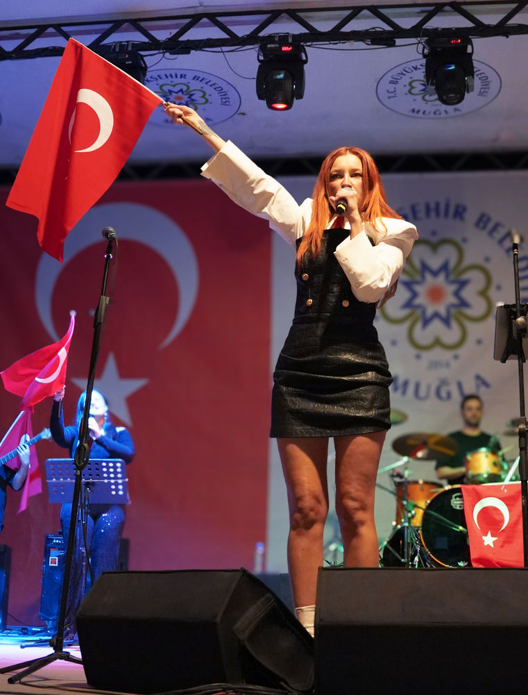 Güliz Ayla