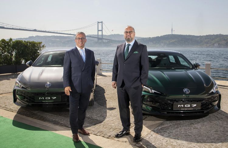 Doğan Trend Grubu Otomotiv Markaları Genel Müdür Yardımcısı Uğur Sakarya ve Doğan Trend CEO'su Kağan Dağtekin