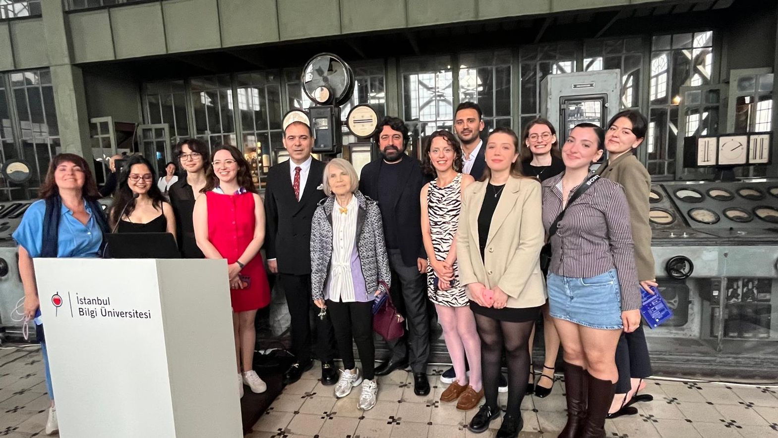 İstanbul Bilgi Üniversitesi Mütevelli Heyet Başkan Yardımcısı Mehmet Can, İstanbul'un Aydınlık 100'ü Sergisi'nde emeği geçenlere teşekkür etti.