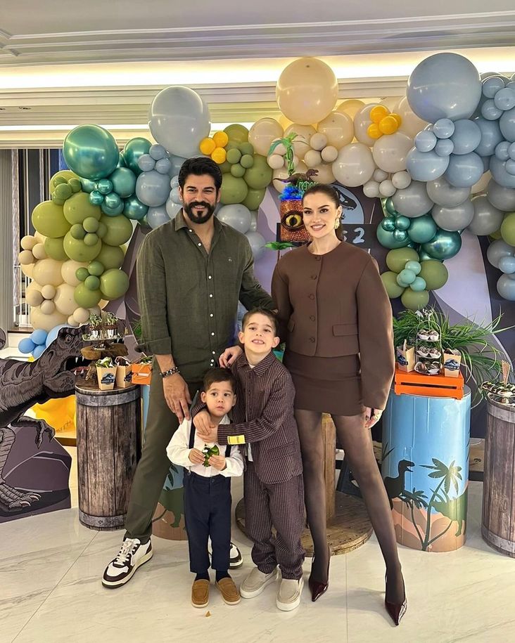 Fahriye Evcen - Burak Özçivit çifti ve çocukları Kerem ile Karan