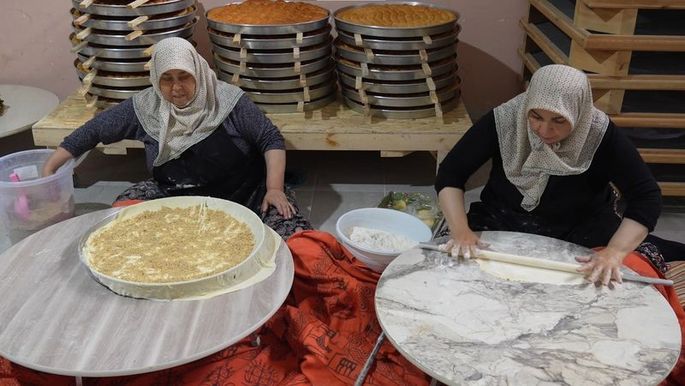 Ankara'nın Beypazarı ilçesinin meşhur 80 katlı baklavası ve Beypazarı yaprak dolması, bayram sofralarını süslemek için hazır bekliyor.