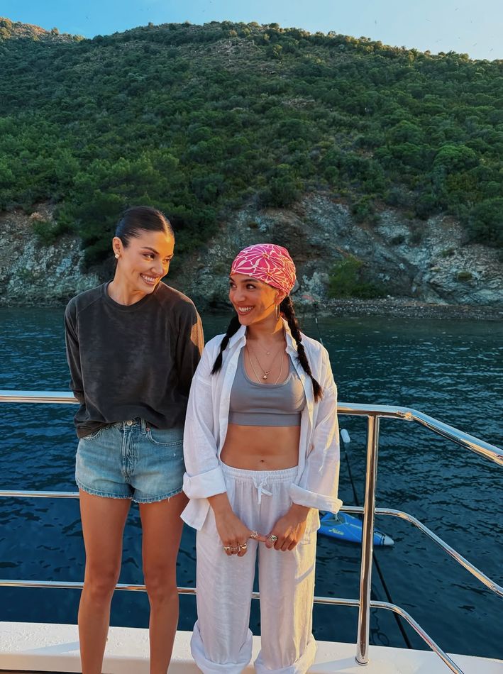 Hande Erçel ve Begüm Akkaya