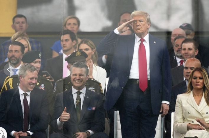 Kurşun geçirmez camın ardında Trump ve sağ yanında Savunma Bakanı Pete Hegseth