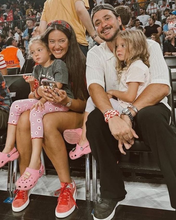 Pelin Akil, Anıl Altan ve çocukları Alin ile Lina