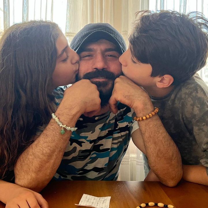 Ufuk Bayraktar ve çocukları Deray İrem Bayraktar ile Efe Cevahir Bayraktar