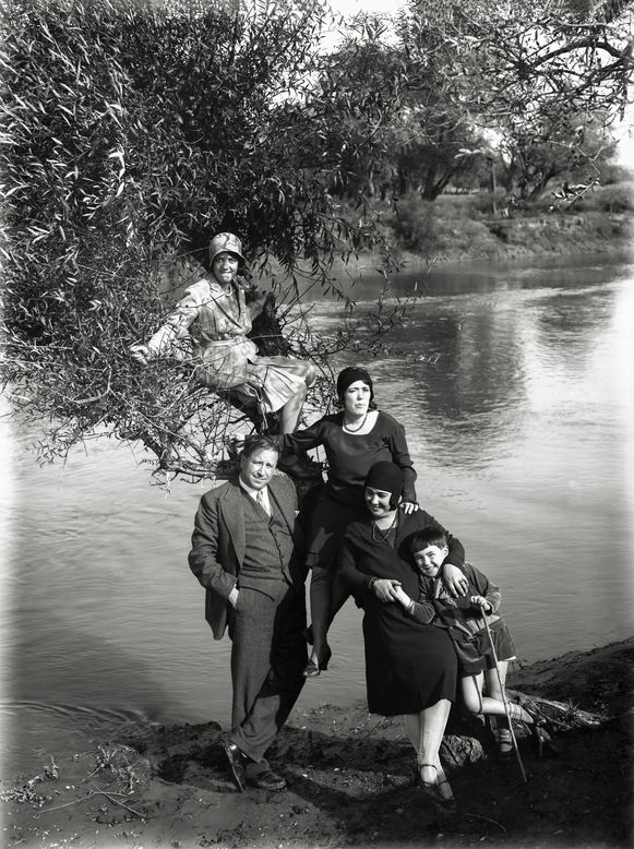 Nilüfer Çayı kıyısında Arif Hikmet, eşi Mübeccel, kızları Özcan ve akrabaları, Bursa, 1930’lar.