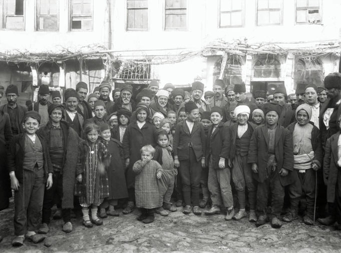 Mübadeleyle gelen muhacirler Müsteşar Ömer Lütfi Bey ve İskân Müdürü Celâl Bey’le beraber, Bursa, yak. 1923–1924.