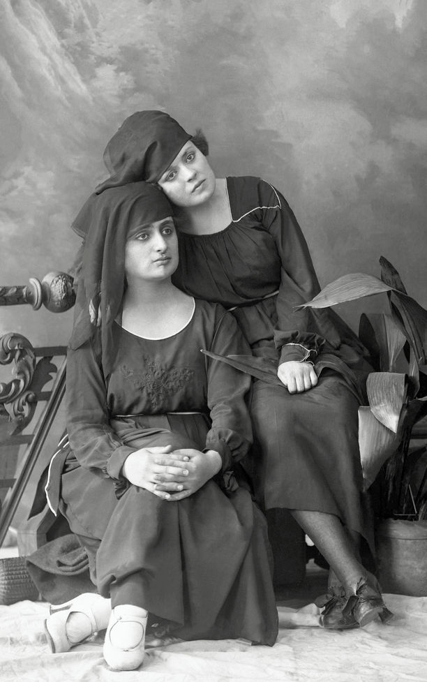 Arif Hikmet’in Yeraltı Fotoğrafhanesi’nde çektiği iki kadın, İstanbul, 1920–1921.