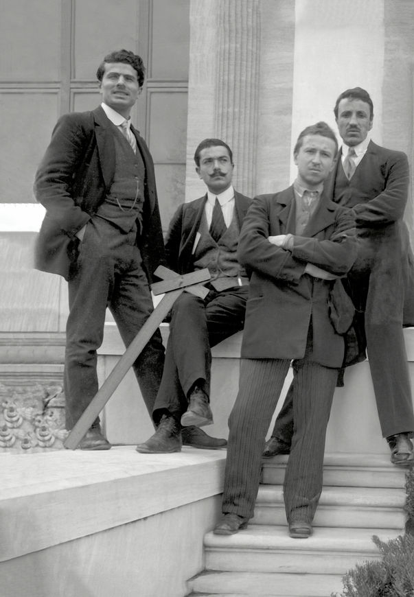 Sanayi-i Nefise Mektebi’yle (bugünkü Eski Şark Eserleri Müzesi) aynı bahçeyi paylaşan Müze-i Hümâyun’un (İstanbul Arkeoloji Müzeleri) merdivenlerinde Arif Hikmet Koyunoğlu (sağda önde), arkasında oturan mimar Sedat Çetintaş (?) ve arkadaşla