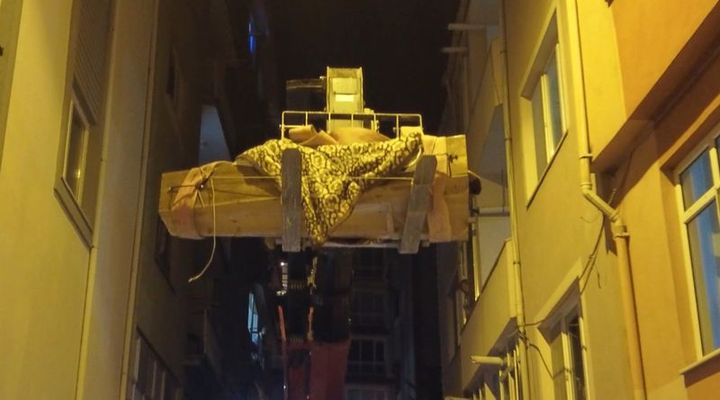 Cenazeyi evinden vinçle çıkardılar