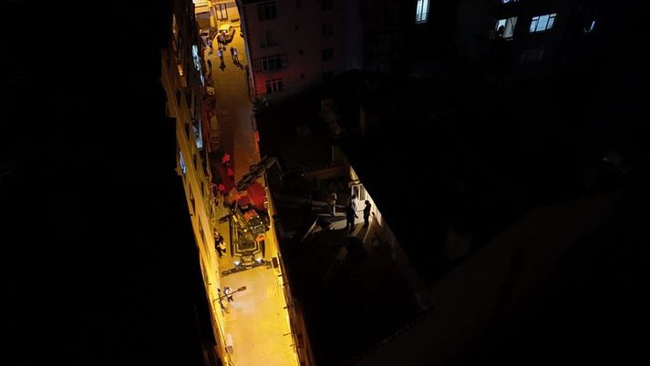 Cenazeyi evinden vinçle çıkardılar