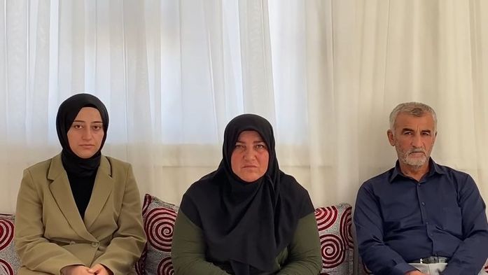 Melek Pekgöz (solda), annesi Güler ve babası Aydın Pekgöz.