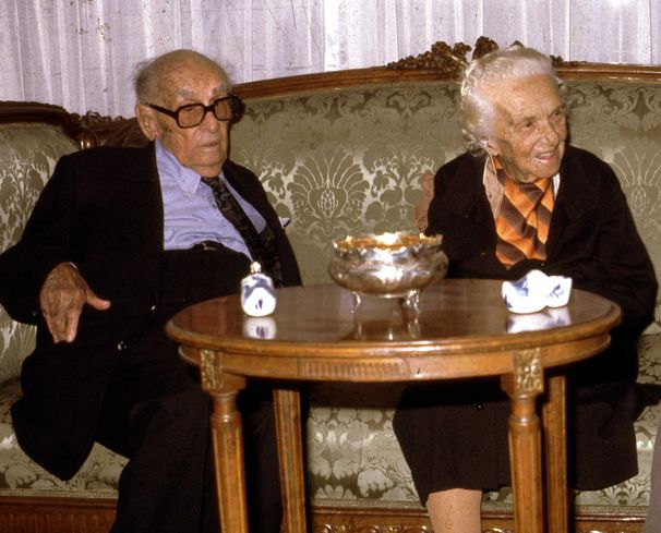 Hayriye Talât Hanım ve aslen İttihadçı olan eski Cumhurbaşkanı Celal Bayar 1981’de Hayriye Hanım’ın Şişli’deki evinde.