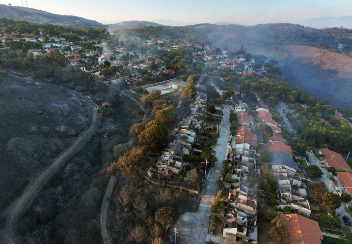 İzmir Seferihisar'daki orman yangınında 345 hanenin bulunduğu sitedeki bazı evler zarar gördü (AA)