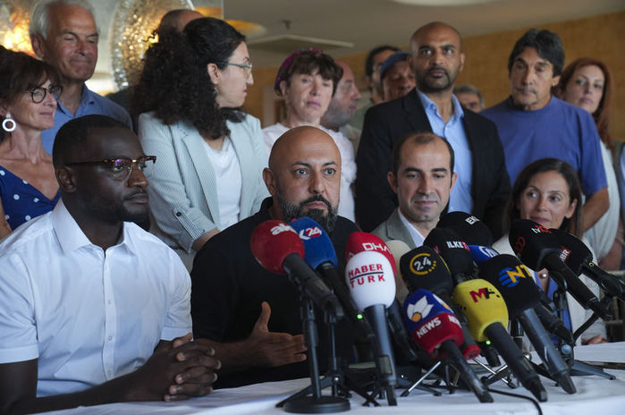 Almanya Sol Parti Federal Milletvekili Ferat Koçak  (Soldan ikinci).
