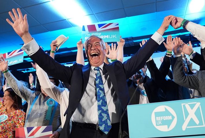 Nigel Farage seçim zaferi kutlamasında