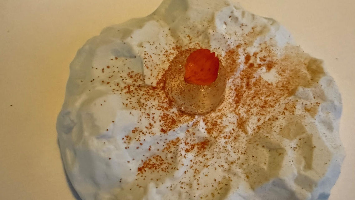 Ayla’nın moleküler “çoban salatası” mönüde geçen seneden kalan tek yemek.