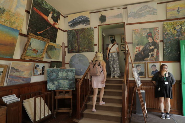 Monet'nin tanınan diğer eserleri arasında &quot;İzlenim, Gün Doğumu&quot; ve &quot;Gelincik Tarlası&quot; yer alıyor. Sanatçının eserlerinin bir kısmı Paris'teki Marmottan Monet ve Orsay müzelerinde sergileniyor.