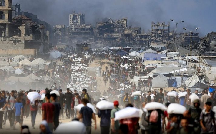 Filistinliler harabeler arasında kilometrelerce gıda çuvalı taşıyor