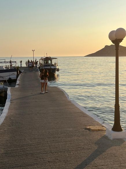 Kalimnos’tan Telendos’a gün batımında kalkan botu beklerken