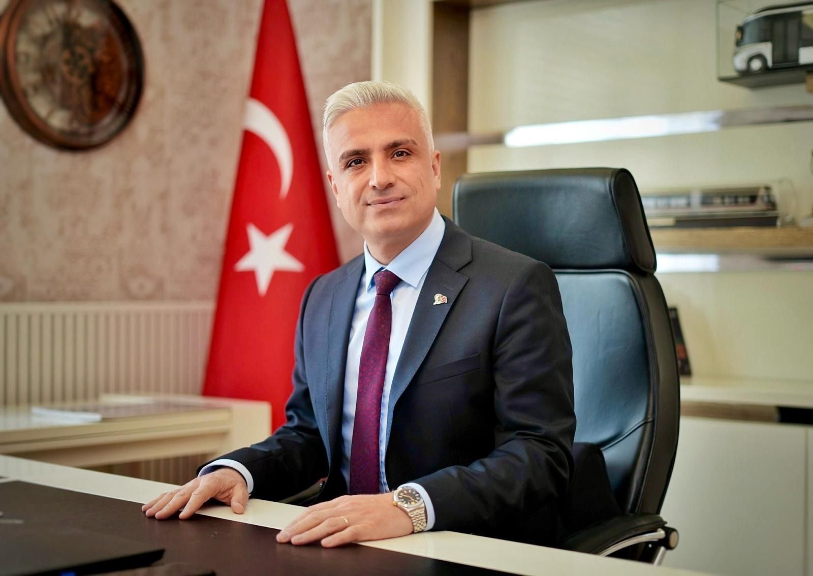 16 Nisan 2020’de kendi isteğiyle Jandarma Kıdemli Yüzbaşı rütbesiyle emekli olan İrfan Demet, 27 Nisan 2020 tarihinde  İETT İşletmeleri Genel Müdürlüğü’nde Araç Bakım Onarım Dairesi Başkanı oldu. Temmuz 2023’ten bu yana da İETT Genel Müdürlüğünü yürütüyor.