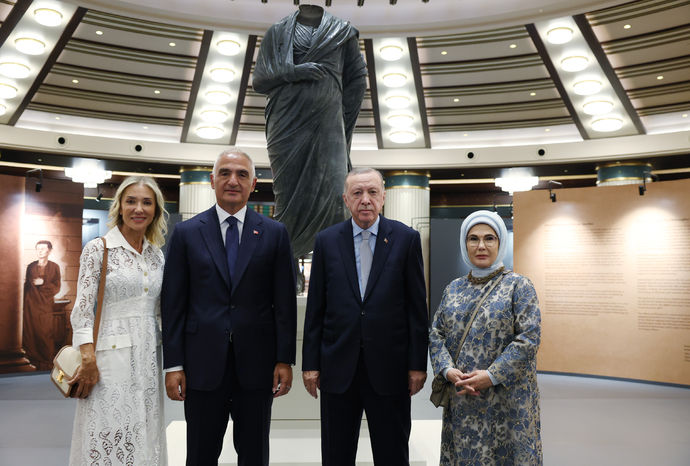Cumhurbaşkanı Recep Tayyip Erdoğan, Beştepe Millet Kütüphanesi'nde düzenlenen Uluslararası Arkeoloji Sempozyumu ve Arkeolojinin Altın Çağı Sergisine katıldı. Cumhurbaşkanı Erdoğan, sergide yurt dışından getirilen Marcus Aurelius heykeli önünde eşi Emine Erdoğan, Kültür ve Turizm Bakanı Mehmet Nuri Ersoy ve eşi Pervin Ersoy ile fotoğraf çektirdi.