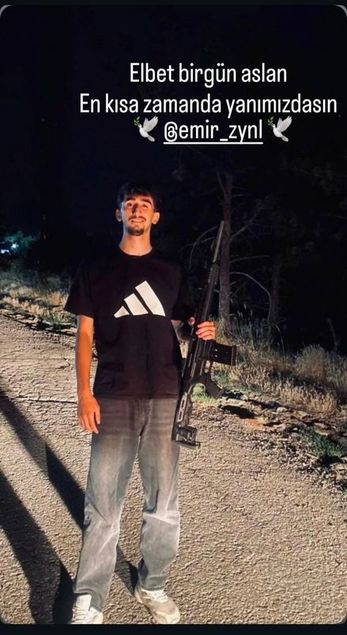 Tutuklanan Emir Z.'nin uzun namlulu silahla fotoğrafı.