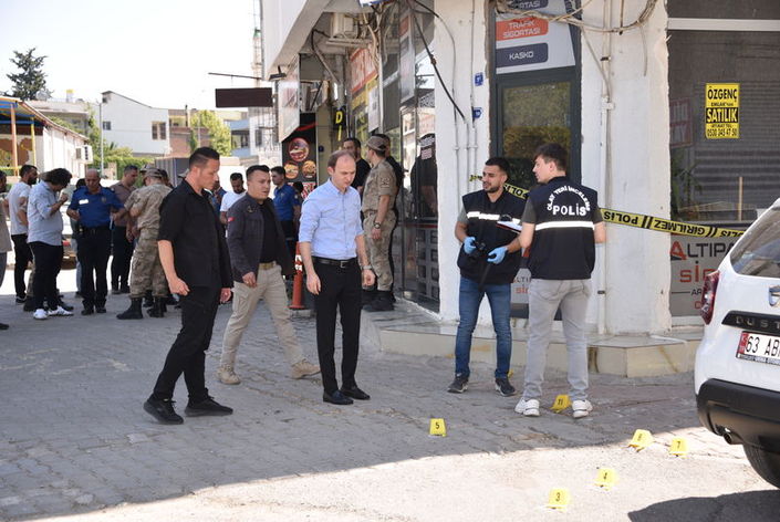 Siverek Kaymakamı Salih Sak (ortada), olay yerinde incelemede bulunarak bilgi aldı.