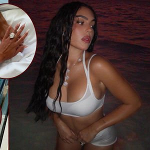 Georgina yüzüğüyle poz verdi