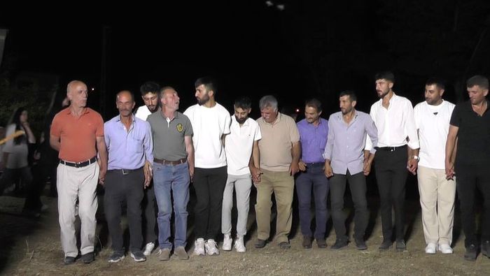 Düğünde halay başı olan Yaşar Yarar (sol başta) halay çekerken.