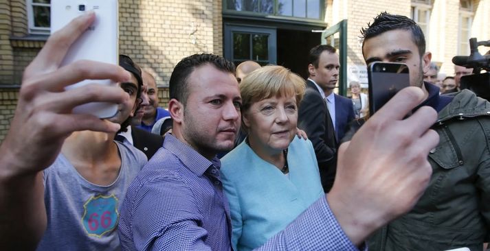 Suriyeli sığınmacılar Merkel ile sayısız selfie çekti