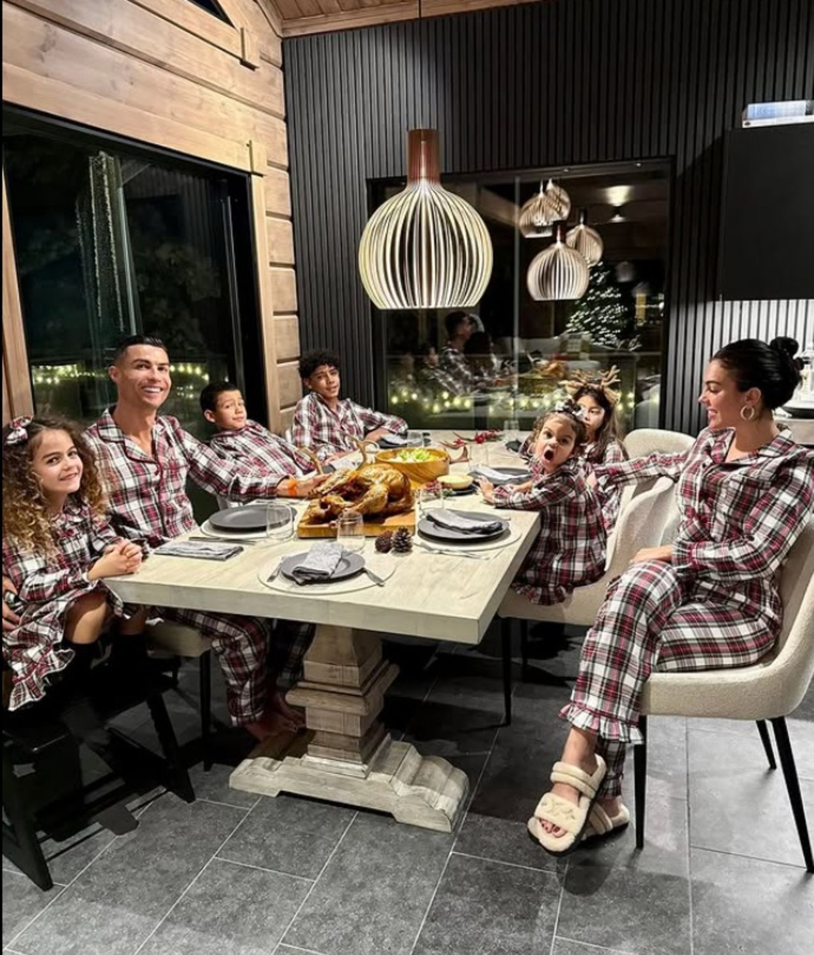  Cristiano Ronaldo, yeşil sahalardan olduğu kadar aile yaşantısını da paylaşıyor. 