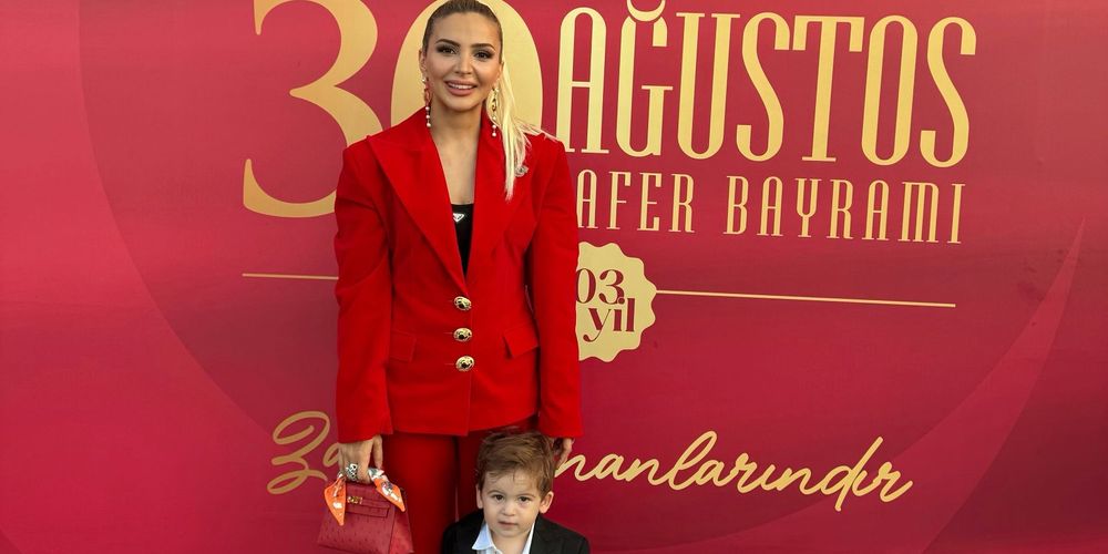 Zafer Bayramı'nı bebeğiyle kutladı