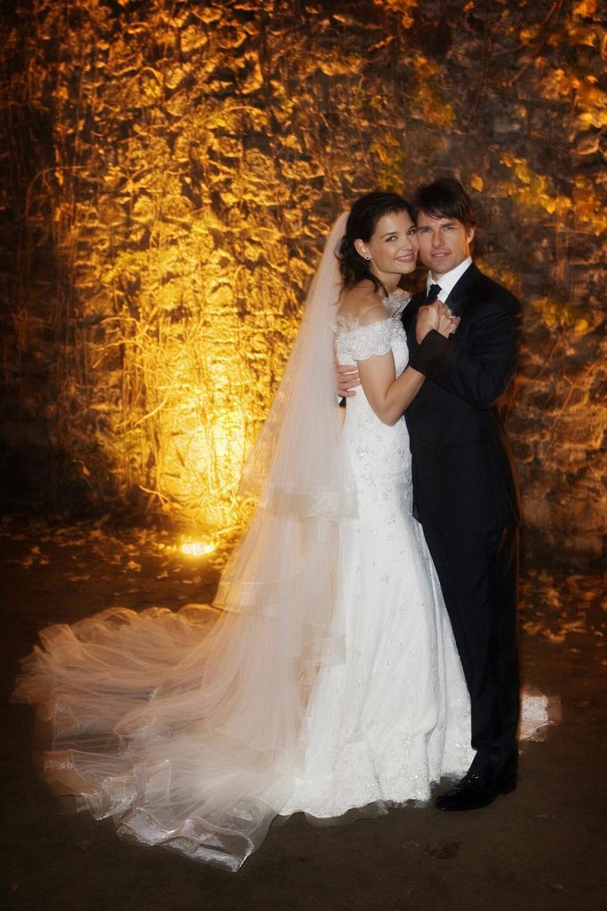 Armani, 2006 yılında İtalya’da Tom Cruise ile evlenen Katie Holmes’un gelinliğini tasarlamakla kalmadı, aktörün smokinini ve tüm düğün davetlilerinin kıyafetlerini de tasarladı