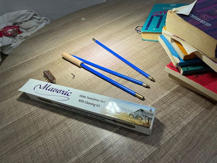 E.B.'nin odasında tüfek temizleme seti bulunmuştu.