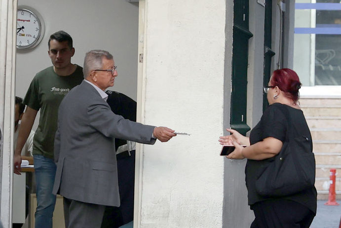 Bayrampaşa Belediye Başkan Yardımcısı Lütfi Kadıoğulları (solda) Bayrampaşa Devlet Hastanesine sağlık kontrolüne getirildi.