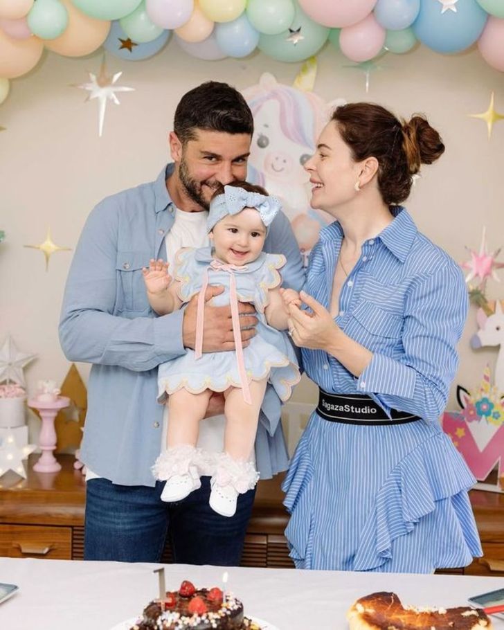 Berk Oktay - Yıldız Çağrı Atiksoy çifti ve kızları Mira Milena