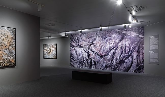 Edward Burtynsky, Erozyon Kontrolü #11, Burdur, Türkiye, 2022. Sanatçının izniyle; Flowers Gallery, Londra. Sergiden görünüm: Borusan Contemporary, İstanbul, 2025. Fotoğraf: Hadiye Cangökçe