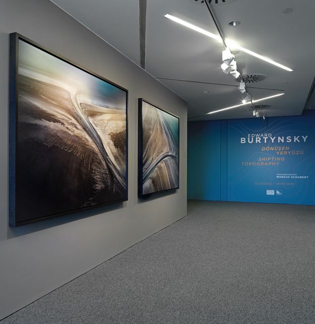 Edward Burtynsky, Tuz Gölleri #4, #3, Tuz Gölü’nün güneybatısı, Gölyazı, Konya, Türkiye, 2022. Borusan Çağdaş Sanat Koleksiyonu, İstanbul. Sergiden görünüm: Borusan Contemporary, İstanbul, 2025. Fotoğraf: Hadiye Cangökçe 
