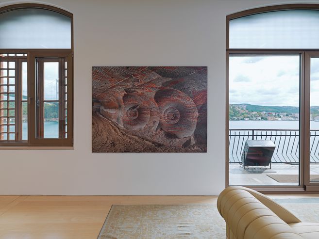 Edward Burtynsky, Uralkali Potas Madeni #4, Berezniki, Rusya, 2017. Sanatçının izniyle; Flowers Gallery, Londra. Sergiden görünüm: Borusan Contemporary, İstanbul, 2025. Fotoğraf: Hadiye Cangökçe
