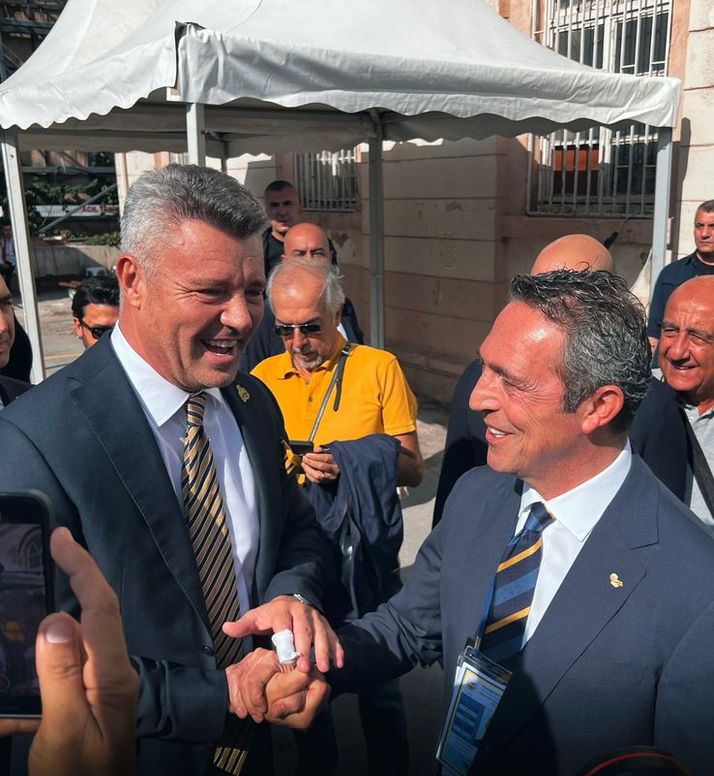 Genel kurulda iki başkan adayı Sadettin Saran ve Ali Koç böyle tokalaştı