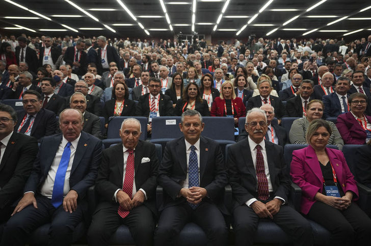 CHP'nin 22. Olağanüstü Kurultayı, Genel Başkan Özgür Özel'in katılımıyla çalışmalarına başladı. Kurultaya, eski CHP Genel Başkanı Hikmet Çetin ile eski SHP Genel Başkanı Murat Karayalçın da katıldı.