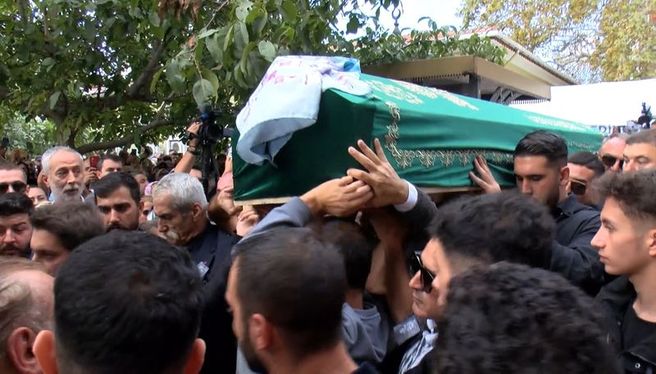 Güllü'nün cenazesi, öğle vakti kılınan cenaze namazının ardından Tuzla Mezarlığı'na defnedildi.