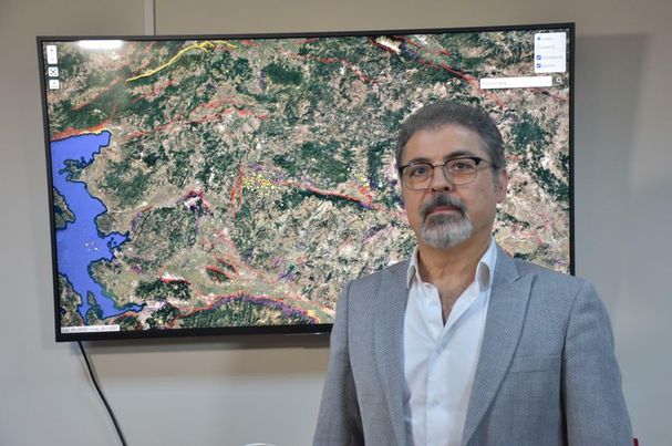 İzmir Dokuz Eylül Üniversitesi (DEÜ) Deprem Araştırma ve Uygulama Merkezi (DAUM) Müdürü Prof. Dr. Hasan Sözbilir.