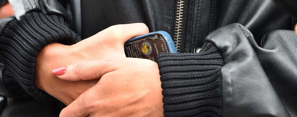 Berrak Tüzünataç'ın cep telefonundaki kırıklar dikkat çekti. 