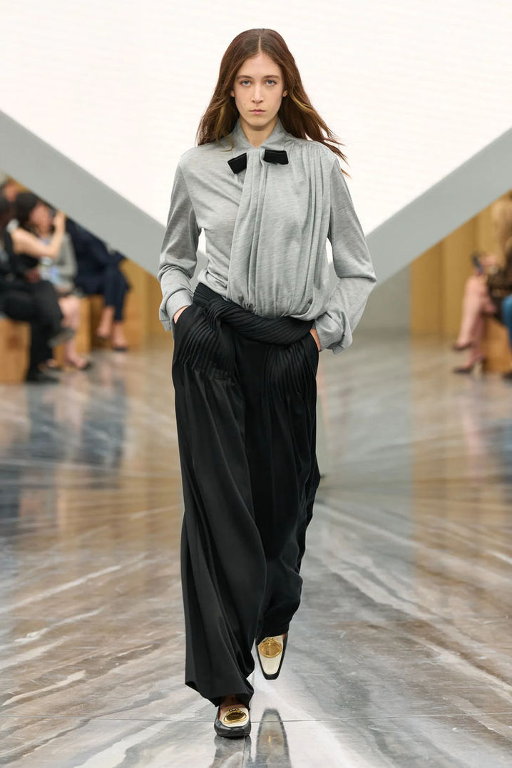 Çiftin boşanmak üzere mahkemeye başvurduğu gün, 17 yaşındaki kızları Sunday Rose, Paris'te podyuma çıktı. Onu seyredenler arasında Johnny Depp, Charlize Theron gibi ünlüler vardı