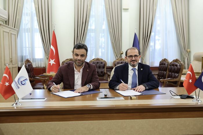 Bağcılar Belediye Başkanı Yasin Yıldız (solda) ile YTÜ Rektörü Prof. Dr. Eyüp Debik imza töreninde.