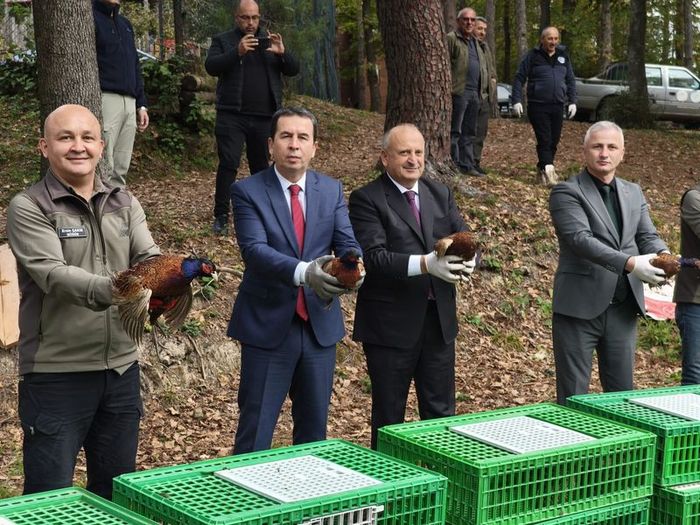  Kaymakam Ayhan Işık (sol 2), Belediye Başkanı Hüseyin Tavlı (sağ 2), İlçe Tarım ve Orman Müdürü Ferda Yıldırım ve DKMP Ordu Şube Müdürü Ersin Çakır