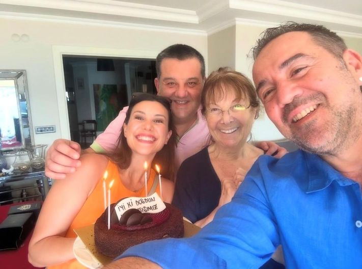 Ata Demirer, annesi Ayten Kaçar, kardeşi Cenk Demirer ve sevgilisi Dilara Alemdar